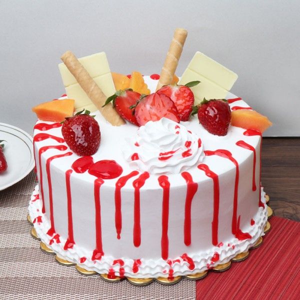 Kieatss - Strawberry Pineapple Cake for a tropical baby... | Facebook